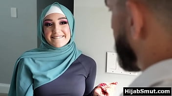 Gadis Muslimah Polos Digoda Dan Diatur Oleh Pelatih Sepak Bolanya Yang Nakal