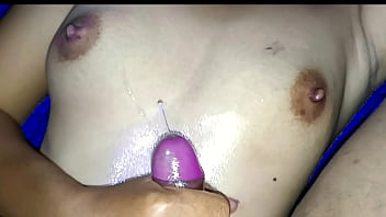 **”muncrat Di Payudara Mungil Keponakanku Yang Menggoda”**