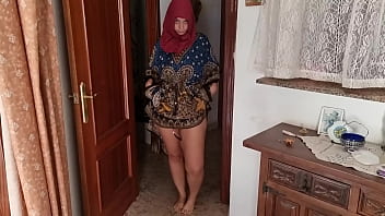 Gadis Berhijab Dihardik Oleh Lelaki Kesepian