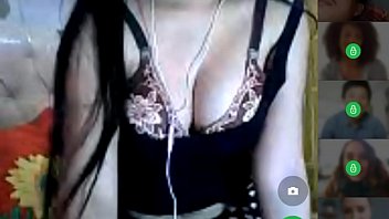 Gadis Seksi Menggoda Sambil Colmek Live Di Depan Kamera