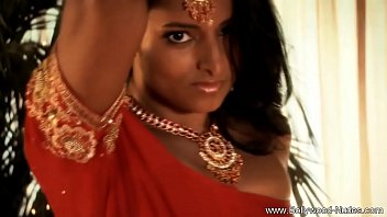 Gadis Seksi Dari India Yang Menggoda Dan Memikat Hati