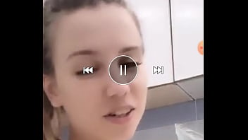 Menggoyang Payudara Saat Live