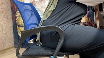 Perempuan Berhijab Mengocok Memek Lewat Celana Dalam Saat Kerja