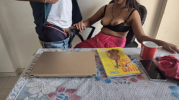 Desi Indian Bhabhi Diganggu Saat Kerja Di Kantor, Gua Encerin Memeknya Sampai Dia Meraung-raung