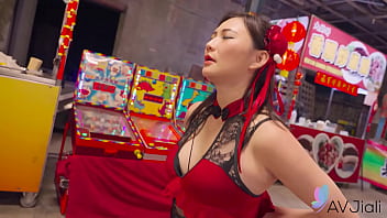 Gadis Tionghoa Mio Digoyang Keras Di Pasar Malam.
