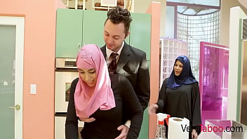 Anak Tiri Berhijab Yang Tertekan Akhirnya Menerima Kontol Ayah Tirinya