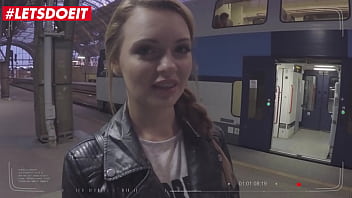 Gadis Rusia Manis Menggoda – Emily Thorne Dan Charlie Dean Beraksi Di Ranjang Dengan Liar
