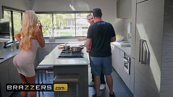Istri Nyata – (courtney Taylor, Keiran Lee) – Courtney Memberikan Bantuan Menggairahkan Dengan Tangannya – Brazzers