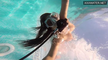 Amelie Bruna, Brunet Seksi Dengan Payudara Montok Menggoda Di Kolam Renang