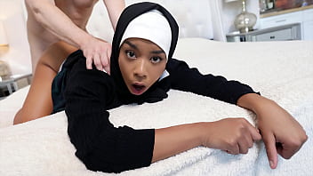 Putri Tiri Berhijab Ingin Merasakan Batang Keras Menghujam Dalam-dalam – Hijablust