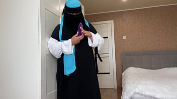 Istri Arab Berhijab Menemukan Mainan Seks Saat Bersih-bersih Dan Langsung Terangsang
