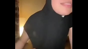 Mengerang Nikmat Di Ranjang, Memek Sempit Digenjot Kontol Besar Hingga Klimaks Bersama Jilbab Panas