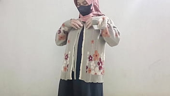 Perempuan Berkerudung Menggoda Diri Dengan Mentimun