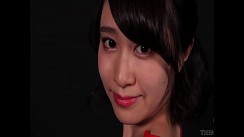 Perempuan Cantik Dengan Payudara Imut Dalam Pakaian Merah Seksi Menggoda Anda Dengan Pose Nakal!