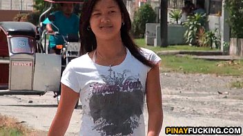 Perempuan Asia Menghisap Kontol Pria Asing Yang Baru Dikenalnya
