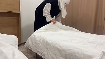 Pelayan Arab Menggoda Tamu Hotel Di Kamar Dengan Memek Ketatnya Yang Menggairahkan