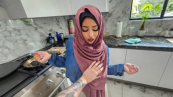 Istri Berhijab Seksi Ingin Selamatkan Pernikahan Dengan Belajar Ngentot Mulut Dan Bicara Kotor – Nafsu Hijab Menggila