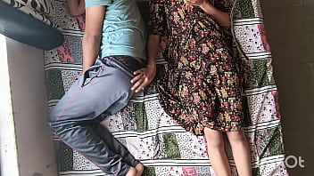 Desi Bhabhi Shivani Menggoda Devar Yang Tertidur Lalu Naikinya Dengan Pose Amazon Yang Panas.