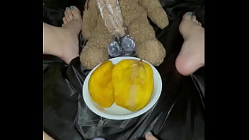 Mangga Di Dalam Memek Perawan Gadis 18 Tahun Bermasturbasi-fetish Makanan Nganjing-putih Salju Arab-los Angeles