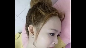 Putri Vietnam Pamer Payudara Montok Di Depan Kamera