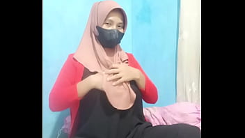 Gadis Berhijab Indonesia Memuaskan Nafsu Dengan Dildo Hingga Mencapai Klimaks Yang Menggairahkan