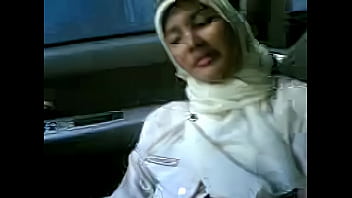 Gadis Berjilbab Panas Menggelegar Di Dalam Mobil