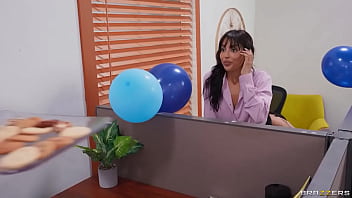 Jari Menyelusup Dalam Pantat Di Kantor Vanessa Sky / Brazzers / Masukkan Kode Xvpromo Di Situs Resmi Untuk Diskon