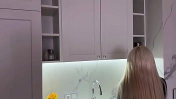 Gadis Pirang Seksi Dengan Stoking Hitam Doyan Ngentot. Pasangan Amatir Rusia Yang Panas.