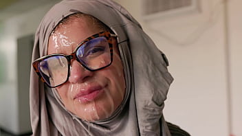 Sensasi Hijab Cosplay – Milf Amerika Dihardcore Hingga Wajahnya Penuh Sperma
