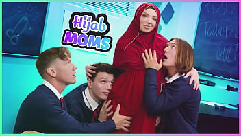 Perempuan Berhijab Yang Puaskan Tiga Laki Sekaligus