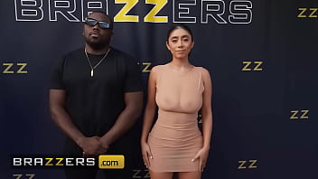 Violet Myers Memperlihatkan Lubang Pantatnya Yang Menggoda Untuk Paparazi