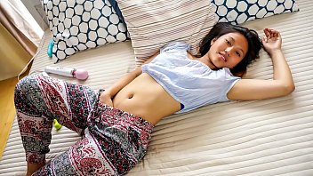 Perburuan Orgasme – May Thai, Gadis Asia Cantik, Mengejar Klimaks Erotis Dengan Vibrator