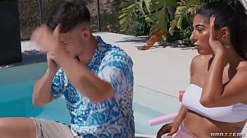 Prankster Tewas Tenggelam Di Kolam Renang Saat Main-main Dengan Jasmine Sherni Di Brazzers – Masukkan Kode Xvpromo Untuk Diskon Eksklusif
