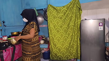 Kenikmatan Mengocok Di Meja Dapur