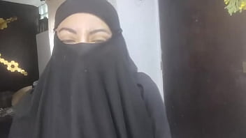 Istri Arab Amatir Yang Sangat Bergairah Memancarkan Cairan Di Atas Niqab Sambil Bermasturbasi Saat Suami Sedang Sholat