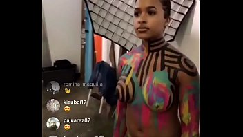 Payudara Keluar Saat Live Instagram