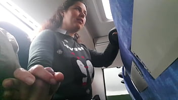 Petualangan Mesum Di Dalam Bus: Ibu Gatel Terangsang Melihat Adegan Tak Senonoh