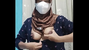 Gadis Berhijab Menggoda Meremas-raba Tubuhnya Sendiri Saat Rumah Kosong
