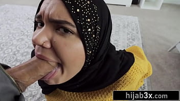Adik Tiri Berhijab Yang Menggairahkan Menggoda Dan Menghisap Kontol Besar Kakak Tirinya Demi Uang