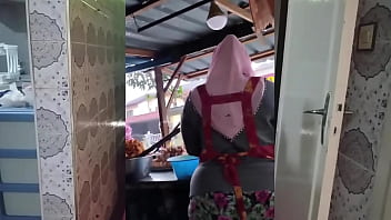 Ibu Tiri Muslim Bergairah Dengan Tubuh Montok