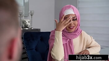 Gadis Muslim Mungil Berhijab Tapi Tetap Mesra Dengan Pasangan