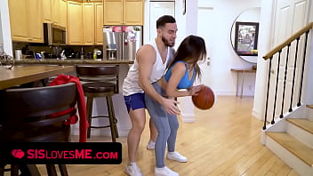 Cewek Seksi Berambut Cokelat Bergoyang Dengan Pantat Montok Minta Dibantu Main Basket Oleh Kakak Tiri Yang Horny