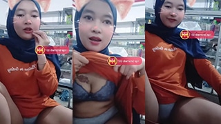 Cewek Berhijab Jaga Warung Malah Ngesex Live