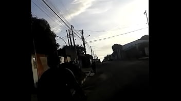 Lidi Berjalan Dengan Gaya Yang Menggoda