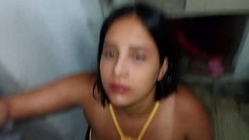 Hermano Político Me Convence Y Me Obliga A Arrodillarme Para Chupársela, Me Arrastra A Su Habitación Y Me Coge Brutalmente Con Su Enorme Verga, Abriéndome La Vagina Sin Piedad