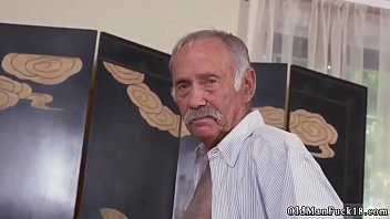 Nenek Tua Mesum Rayu Pemuda Muda Dan Beruang Tua Lakukan Aksi Mesra Pertama Kali Menuju Bagian Selatan